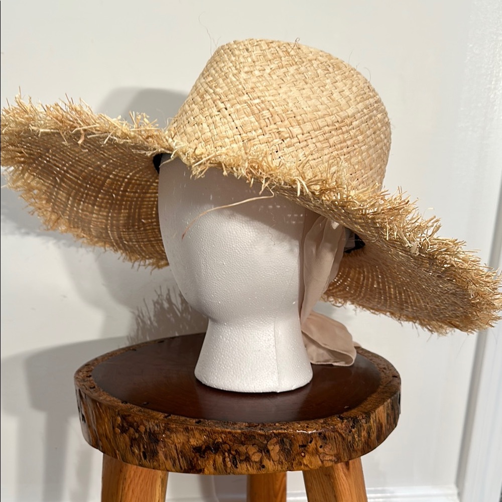 Sunny Days ☀️Stylish Tan Straw Sun Hat with Large Cream Bow Excellent Condition